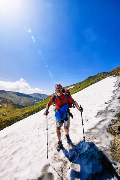 Sommerwanderung Den Bergen Mit Rucksack Und Zelt Auf Dem Weg — Stockfoto