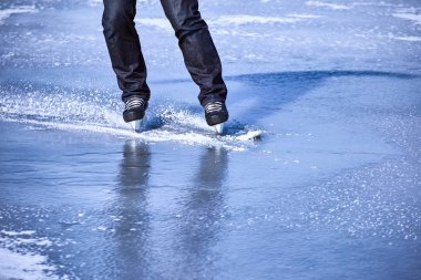 Adam buz paten üzerinde sürmek içinde belgili tanımlık kış.