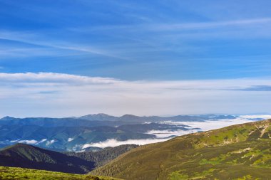 Öğleden sonra bulutlar ile dağlarda yüksek güzel bir manzara.