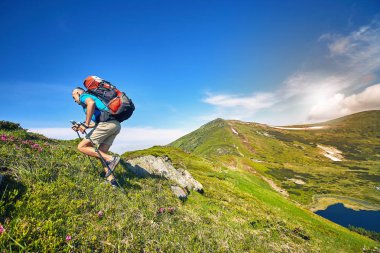 Bir sırt çantası ve çadır yol boyunca dağlarda yaz zammını üst.