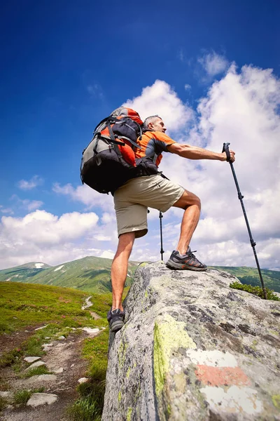 Caminhada Verão Nas Montanhas Com Uma Mochila Tenda Longo Caminho — Fotografia de Stock