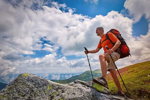 Sommerwanderung Den Bergen Mit Rucksack Und Zelt Auf Dem Weg — Stockfoto