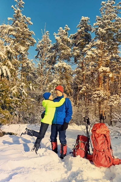 Caminhe Casal Apaixonado Uma Caminhada Pela Floresta Inverno — Fotografia de Stock