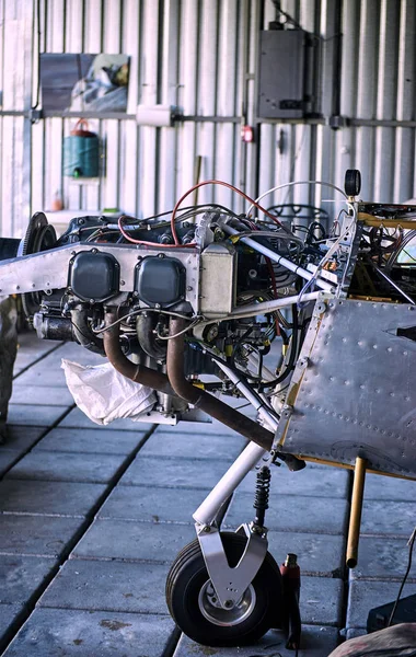 Işık Tek Motorlu Uçak Hangarı Motor Bakımı Için — Stok fotoğraf