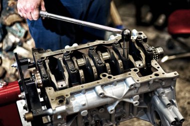 Kaldırma ve bir hizmet merkezi bir turbo dizel motoru tamiri.