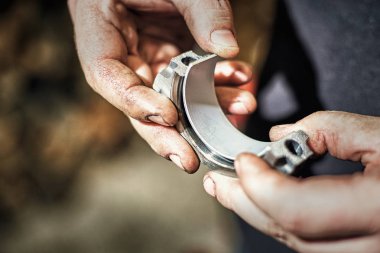 Kaldırma ve bir hizmet merkezi bir turbo dizel motoru tamiri.