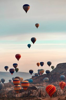 Dağ manzarası yaz aylarında zemin karşı güzel balonlar.