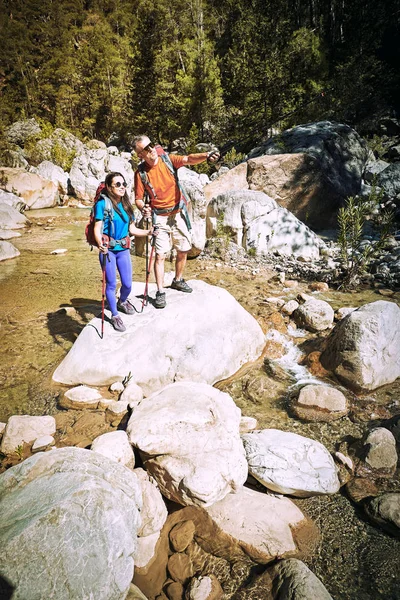 Sommerwanderung Der Schlucht Mit Rotem Rucksack Und Zelt — Stockfoto