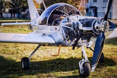 Hafif uçak kalkış için hazırlamak için bir pervane ile