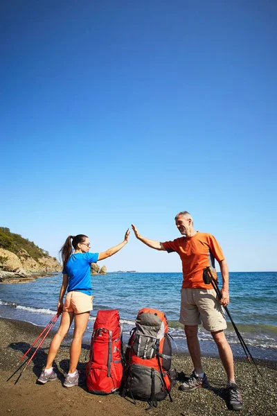 Caminata Largo Costa Del Mar Mediterráneo Con Una Mochila Tienda — Foto de Stock