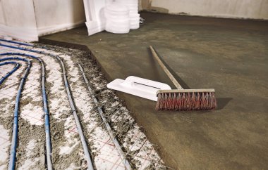 Yerden evin inşaat alanındaki Isıtma boru döşeme.