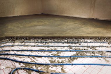 Yerden evin inşaat alanındaki Isıtma boru döşeme.