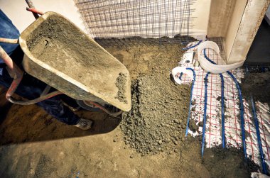 Yerden evin inşaat alanındaki Isıtma boru döşeme.