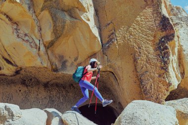 Bir sırt çantası ve çadır ile dağlarda yaz zammını.
