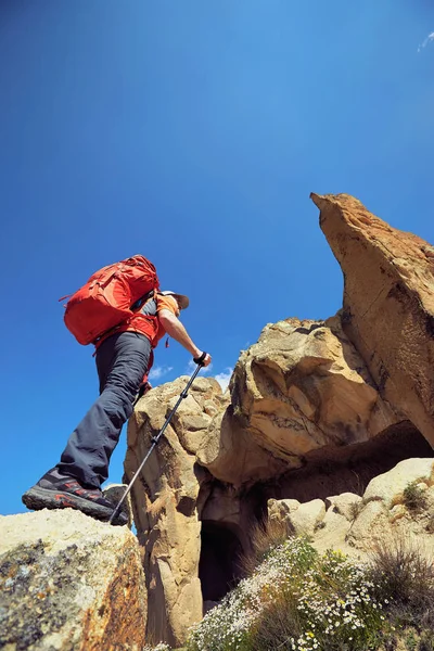 Caminata de verano en las montañas con una mochila y tienda de campaña . — Foto de Stock