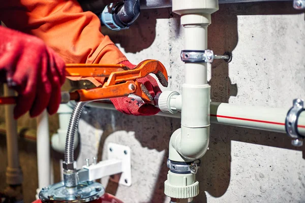 Reparación del sistema de calefacción hidráulica en la casa . — Foto de Stock