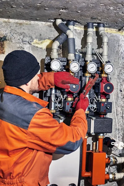 Reparação de sistema de aquecimento hidráulico na casa . — Fotografia de Stock