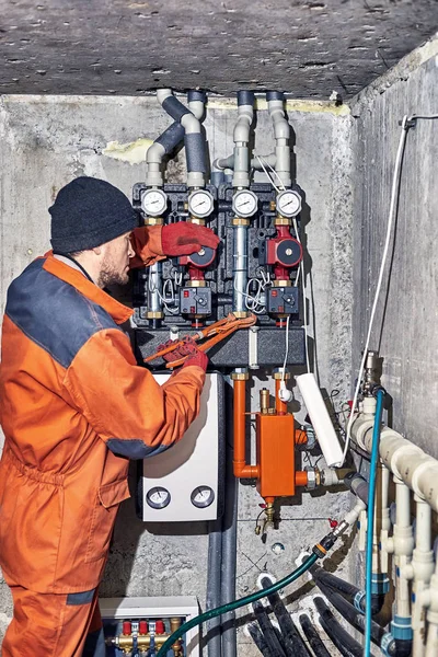 Reparación del sistema de calefacción hidráulica en la casa . — Foto de Stock