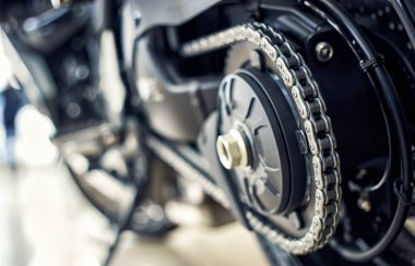 Bir motosiklet zincir üzerine vurgu ile arkası görünümünü.