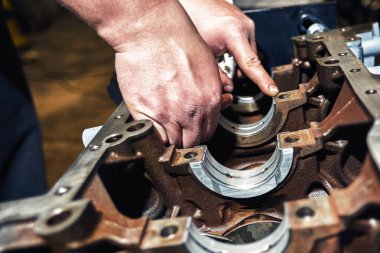 Otomotiv dört silindirli motoru su onarım sırasında soğutma.