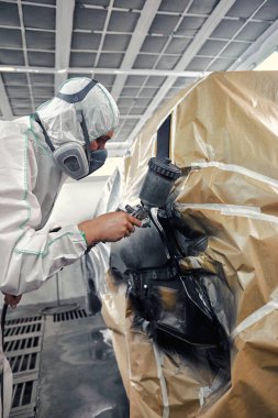 Bu serv boya odasında siyah renkli araba boyama