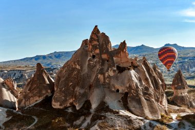 Bir su üzerinde dağlarda Balonlu güzel kayalık manzara