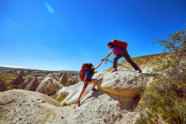 Bir yardım eli yüksek dağlarda yaz zammını. — Stok fotoğraf