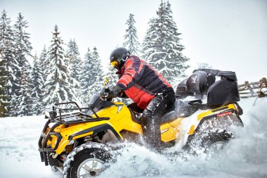 Bir Atv ormanda karda kış yarış.