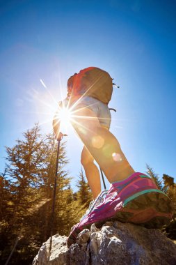 Bir sırt çantası ve çadır boyunca dağlarda yaz zammını 