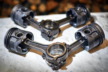 Otomotiv dört silindirli motoru su onarım sırasında soğutma.