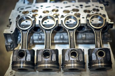 Otomotiv dört silindirli motoru su onarım sırasında soğutma.