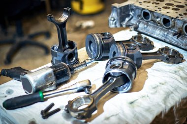 Otomotiv dört silindirli motoru su onarım sırasında soğutma.