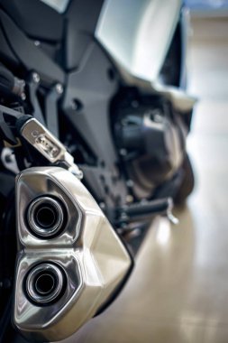 Bir motosiklet zincir üzerine vurgu ile arkası görünümünü.