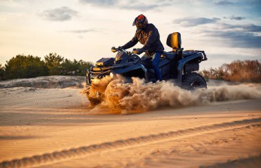 Kuma bir dört tekerlekli sürücü dörtlü yarış.