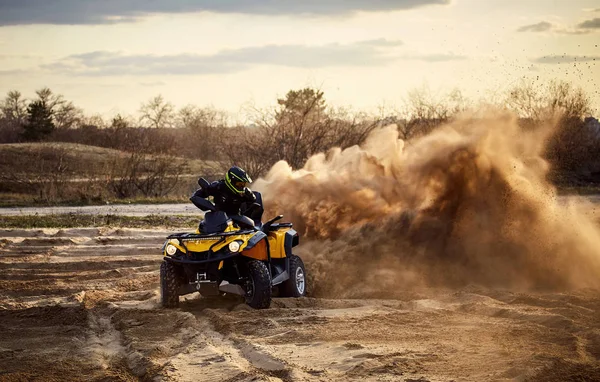 Carreras en la arena en un cuádruple de tracción en las cuatro ruedas . — Foto de Stock