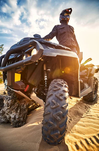 Carreras en la arena en un cuádruple de tracción en las cuatro ruedas . — Foto de Stock