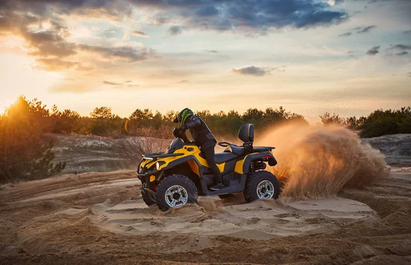 Carreras en la arena en un cuádruple de tracción en las cuatro ruedas . — Foto de Stock