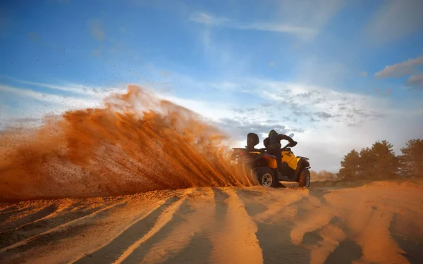 Course dans le sable sur un quad à quatre roues motrices . — Photo