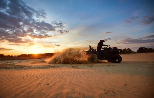 四輪駆動クワッドの砂のレース. — ストック写真