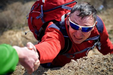 Yardım, destek ve yardım tehlikeli bir durumda.