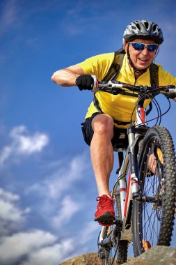 Kask bisikletçi dağ bisikleti dağ ile.