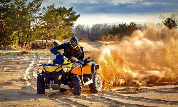 A homok egy négykerék-meghajtású quad verseny. — Stock Fotó