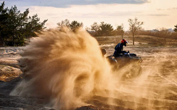 Racing in het zand op een quad vierwielaandrijving. — Stockfoto