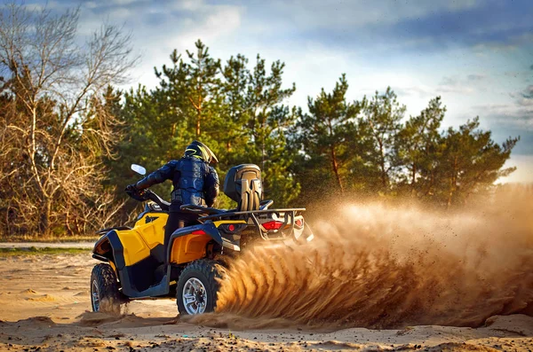 Corsa nella sabbia su un quad a quattro ruote motrici . — Foto Stock