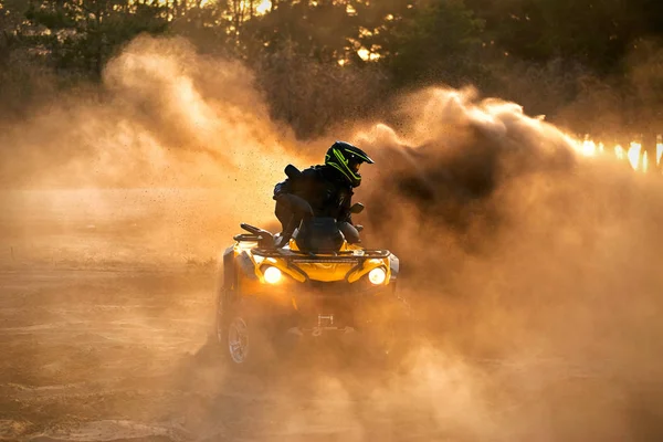 Racing in het zand op een quad vierwielaandrijving. — Stockfoto