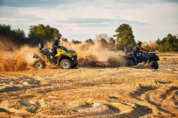 Rennen im Sand auf einem Quad mit Allradantrieb. — Stockfoto