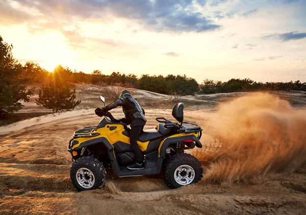 Course dans le sable sur un quad à quatre roues motrices . — Photo