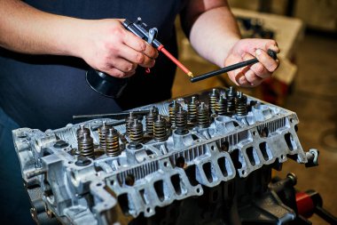 Otomotiv dört silindirli motoru su onarım sırasında soğutma.