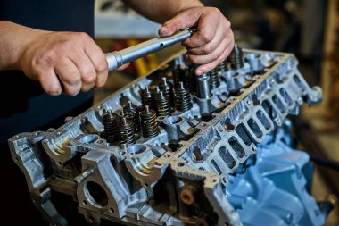 Otomotiv dört silindirli motoru su onarım sırasında soğutma.