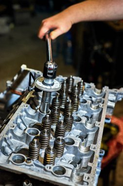 Otomotiv dört silindirli motoru su onarım sırasında soğutma.